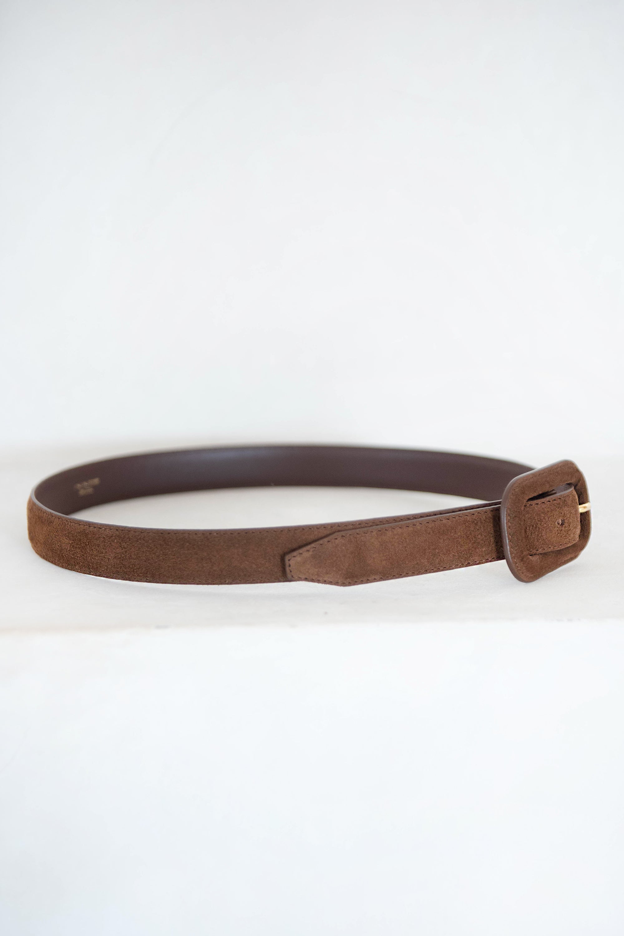 Totême - WIDE COVERED BUCKLE SUEDE BELT, BROWN