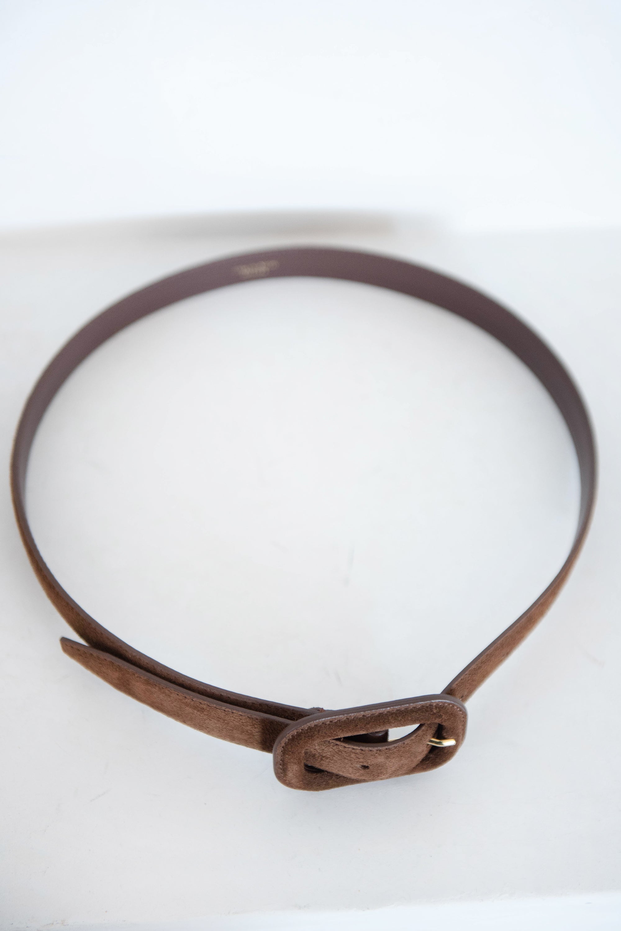 Totême - WIDE COVERED BUCKLE SUEDE BELT, BROWN